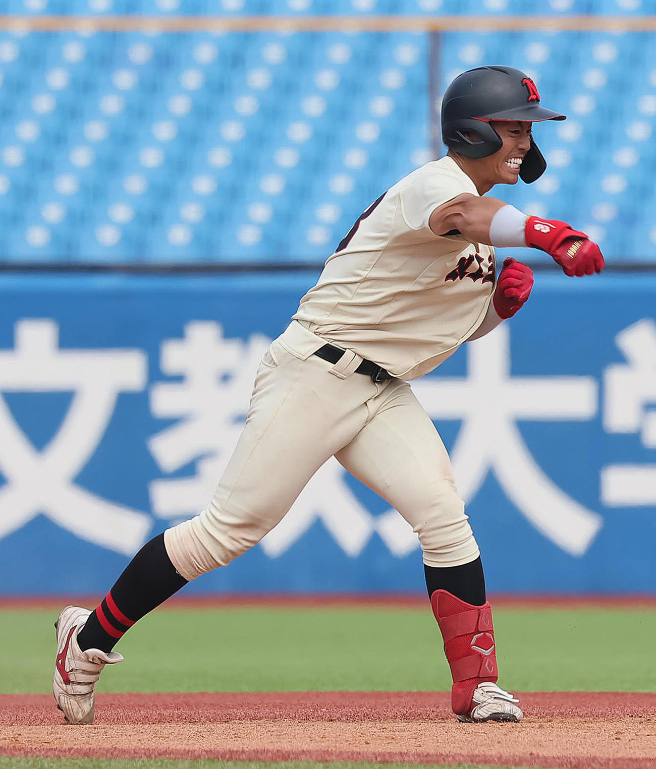 亜大対日大　6回裏日大2死一、二塁、谷端は右中間へ2点適時二塁打を放ちガッツポーズ（撮影・足立雅史）