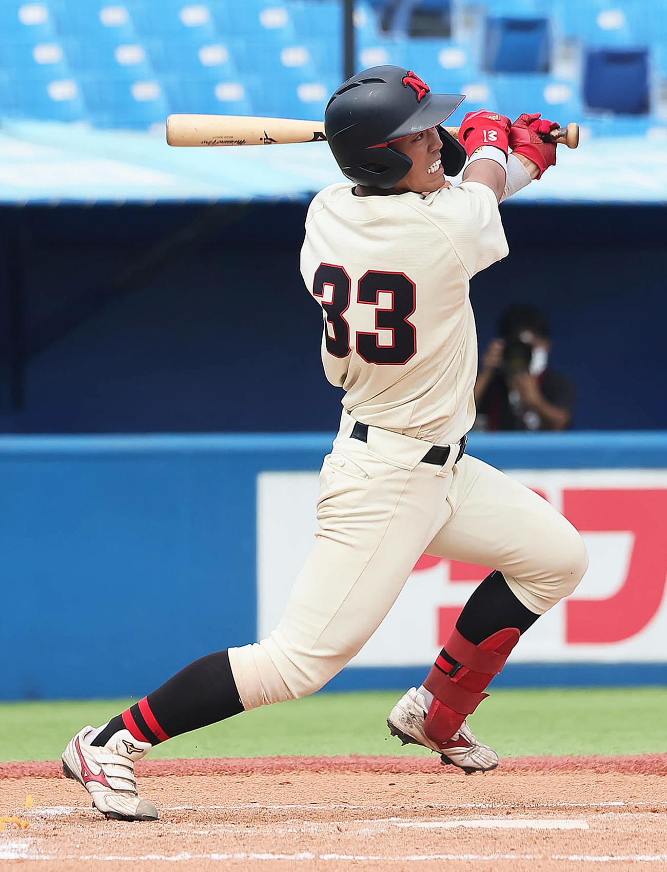 亜大対日大　6回裏日大2死一、二塁、谷端は右中間へ2点適時二塁打を放つ（撮影・足立雅史）