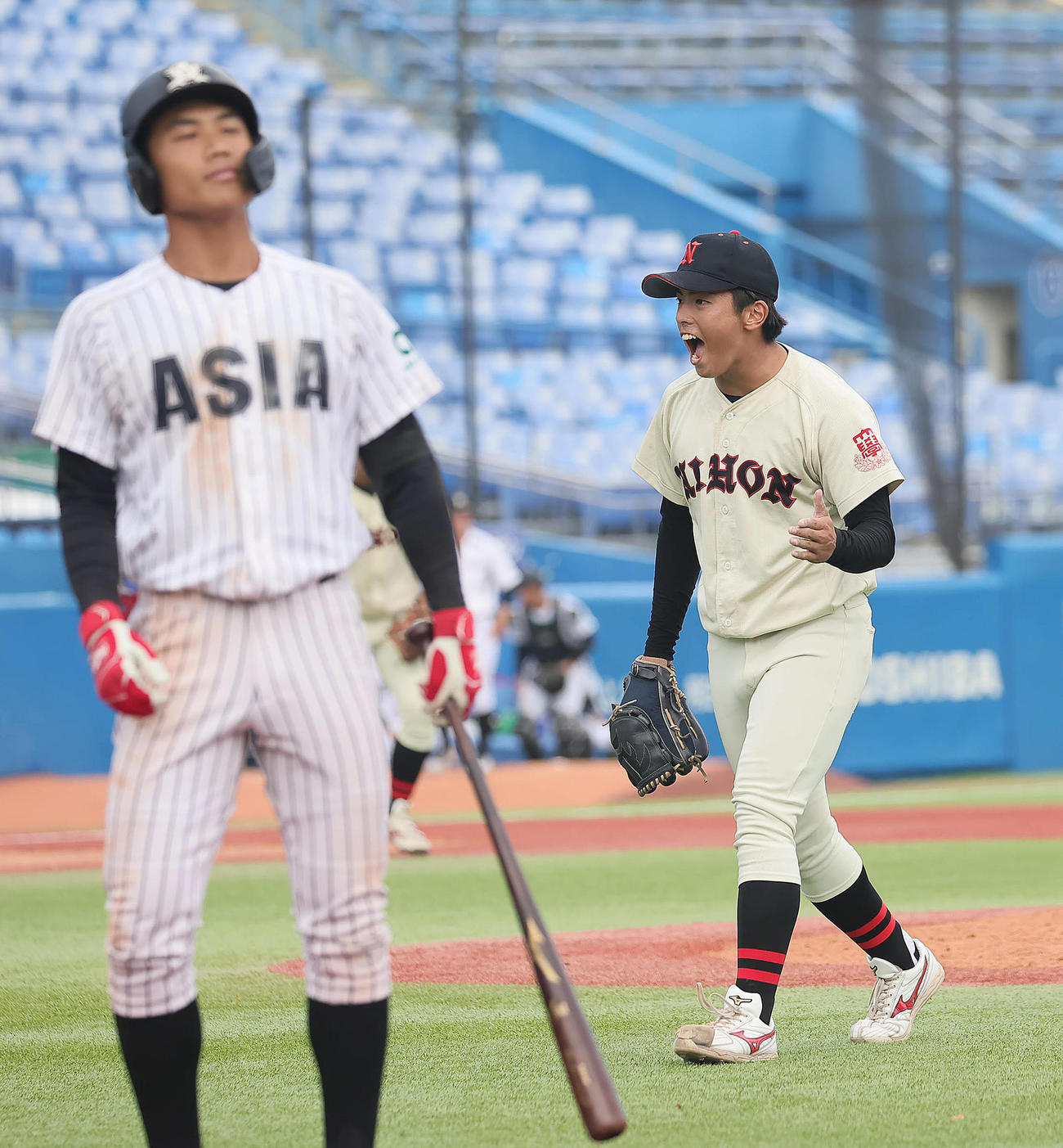 亜大対日大　6回表亜大2死一、二塁、杉山（左）を右邪飛に仕留めガッツポーズする山内翔（撮影・足立雅史）