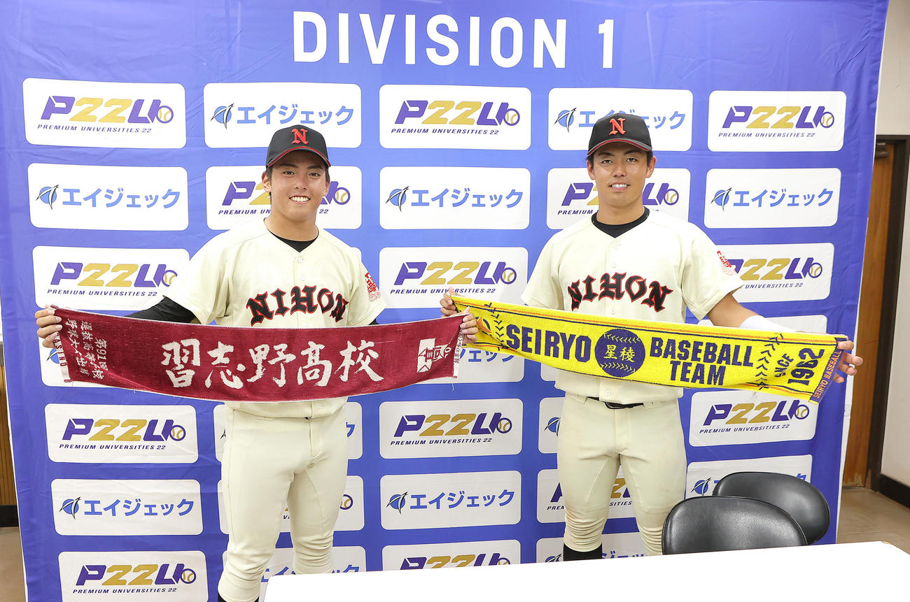 亜大対日大　勝利した日大の山内翔（左）と谷端はそれぞれの母校、習志野高と星稜高のタオルを手に笑顔（撮影・足立雅史）
