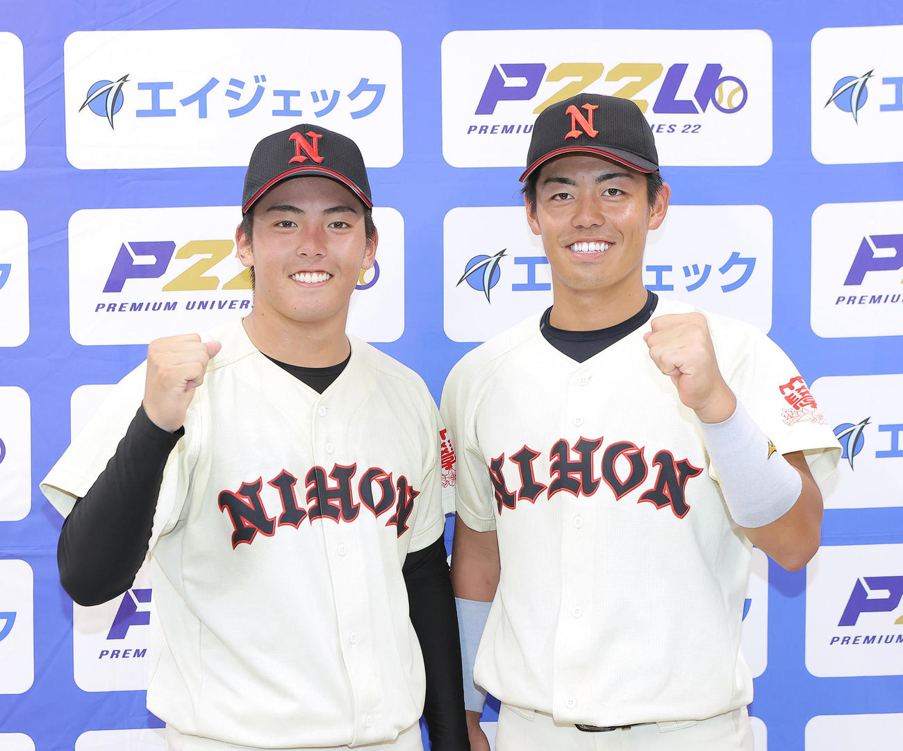 亜大対日大　勝利した日大の山内（左）と谷端は笑顔でガッツポーズ（撮影・足立雅史）