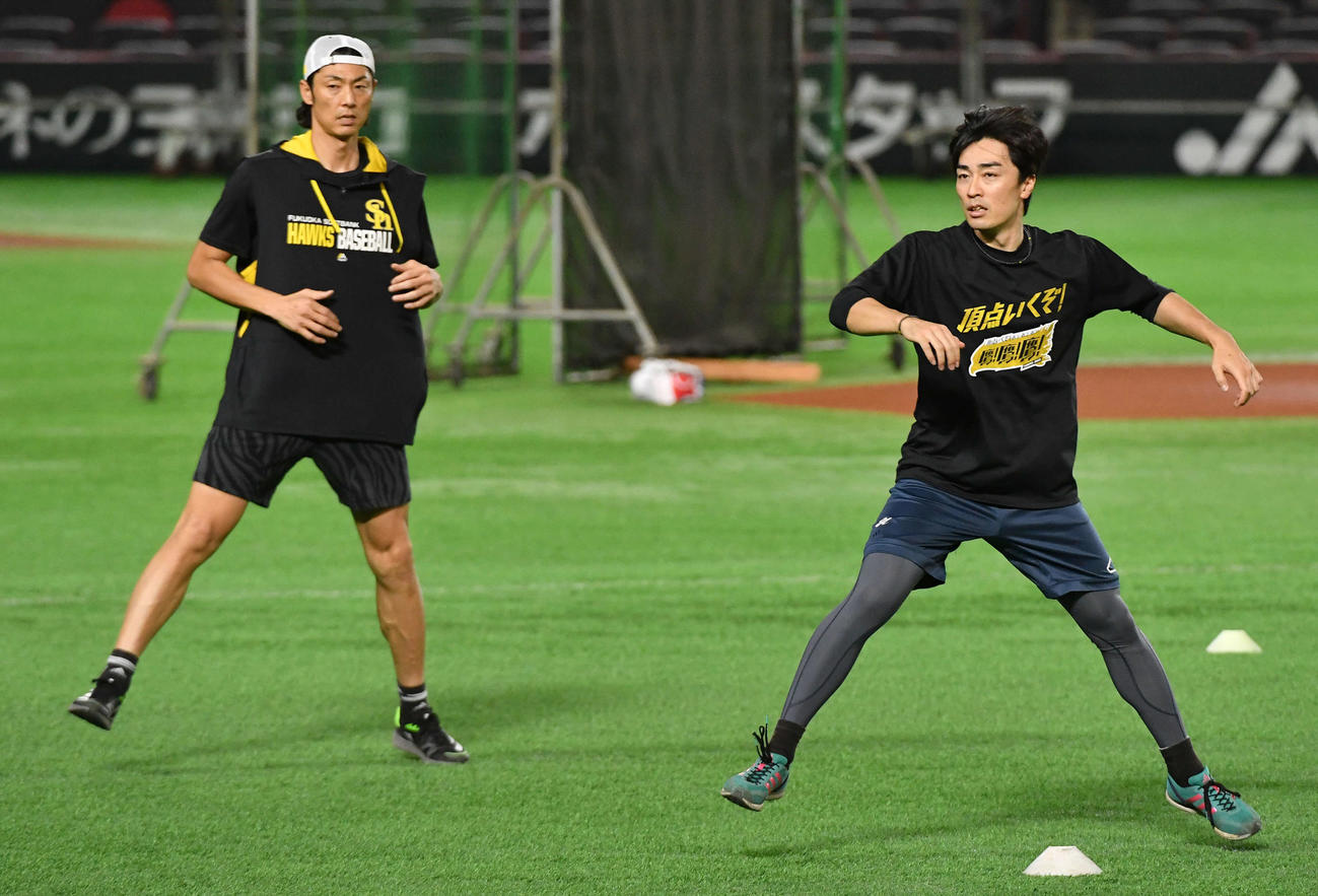 ウオーミングアップを行う和田（右）と斉藤和コーチ（撮影・岩下翔太）