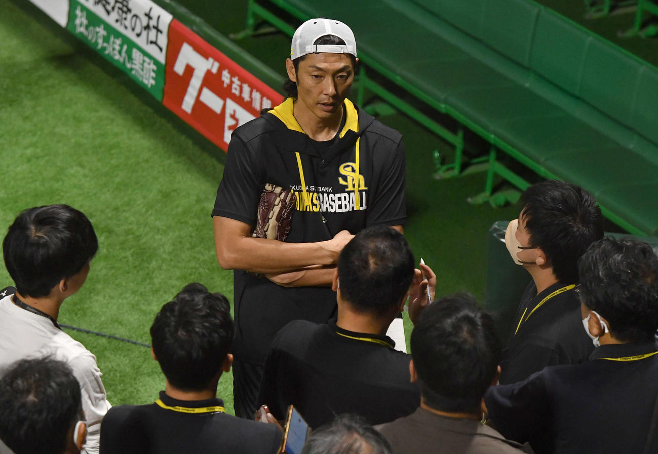 囲み取材を受ける斉藤和コーチ（撮影・岩下翔太）