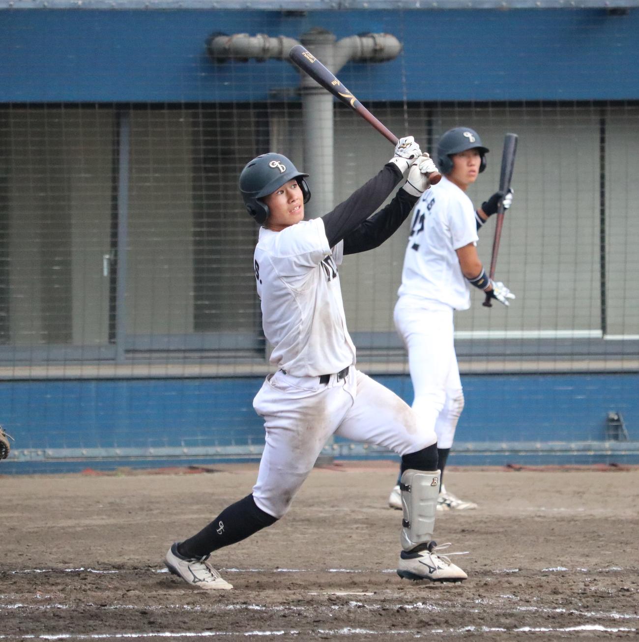 大体大対大阪電通大　8回無死、大体大の石川楓雅内野手（4年＝駒大苫小牧）は鋭い当たりの中飛に倒れる（撮影・林亮佑）