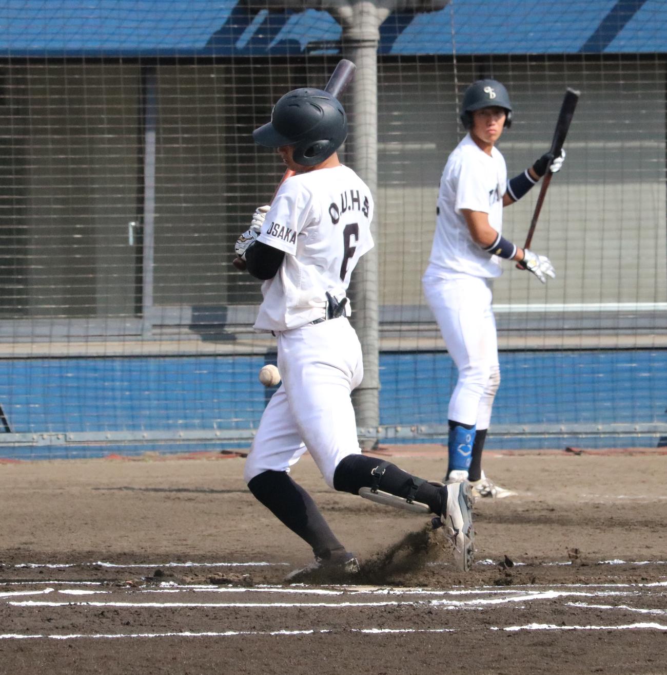 大体大対大阪電通大　6回無死、大体大の石川楓雅内野手（4年＝駒大苫小牧）が死球を受ける（撮影・林亮佑）