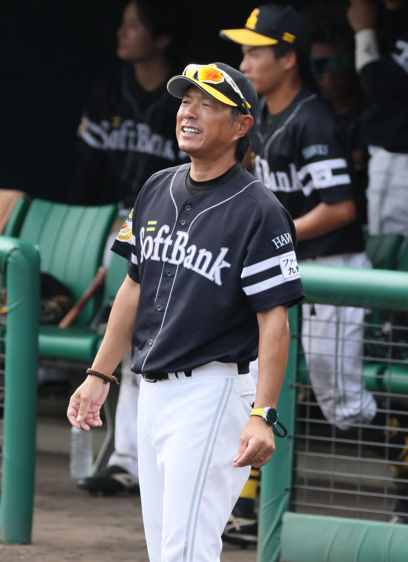 ウエスタン広島対ソフトバンク　8回表終了時、交代を告げる小久保2軍監督。今日も優勝は持ち越し（撮影・加藤孝規）