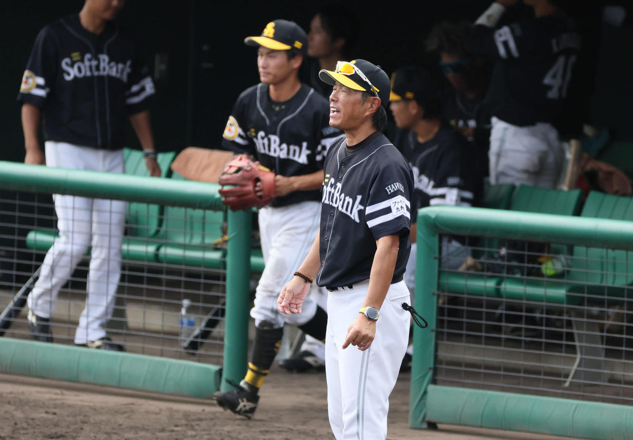 ウエスタン広島対ソフトバンク　8回表終了時、交代を告げる小久保2軍監督。今日も優勝は持ち越し（撮影・加藤孝規）
