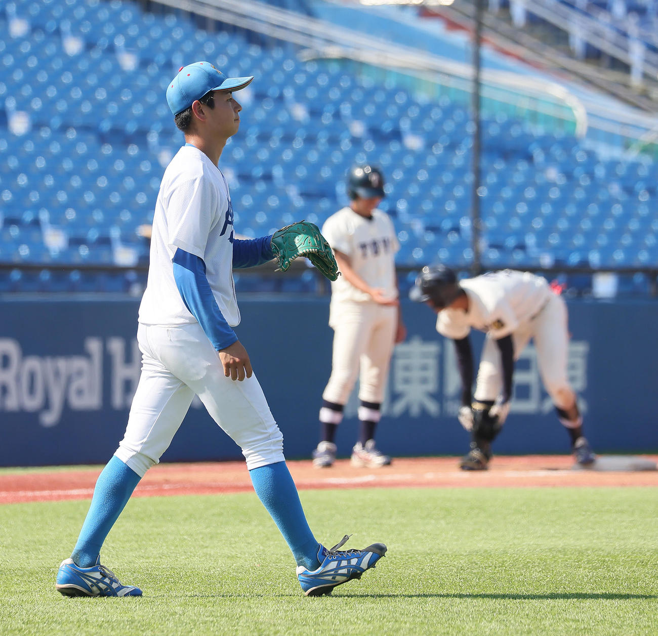 東洋大対青学大　5回表東洋大2死一、二塁、池田（後方右）に2点三塁打を浴びた下村（撮影・足立雅史）