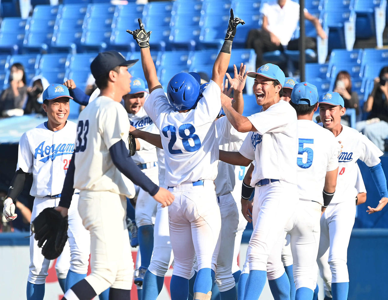 東洋大対青学大　11回裏、相手投手の暴投でサヨナラ勝ちを決めた青学大（撮影・たえ見朱実）