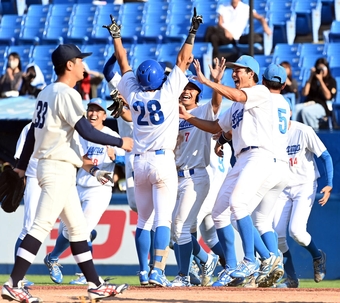 東洋大対青学大　11回裏、相手投手の暴投でサヨナラ勝ちを決めた青学大（撮影・たえ見朱実）