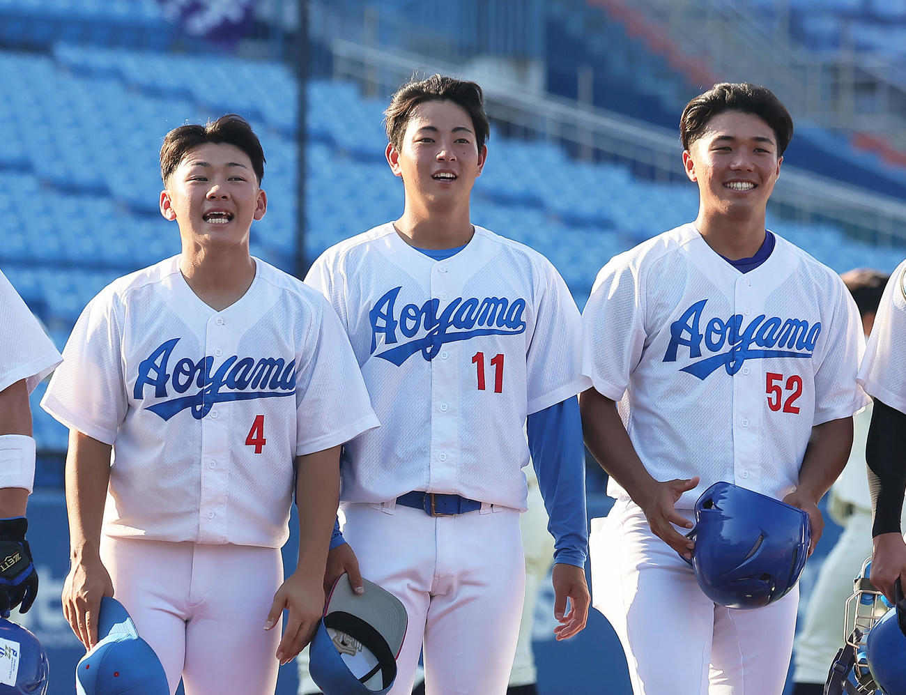 東洋大対青学大　チームのサヨナラ勝ちに笑顔を見せる青学大・下村（中央）ら（撮影・足立雅史）