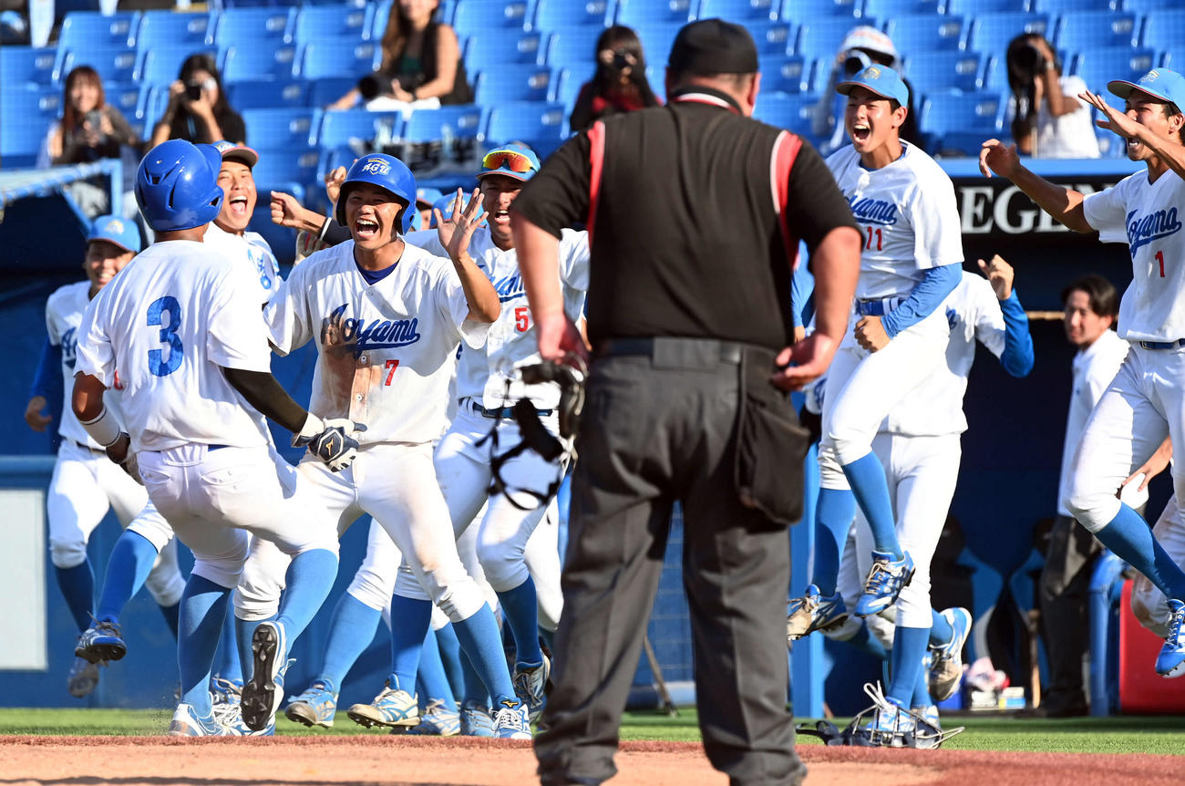 東洋大対青学大　11回裏、相手投手の暴投でサヨナラ勝ちを決めた青学大（撮影・たえ見朱実）