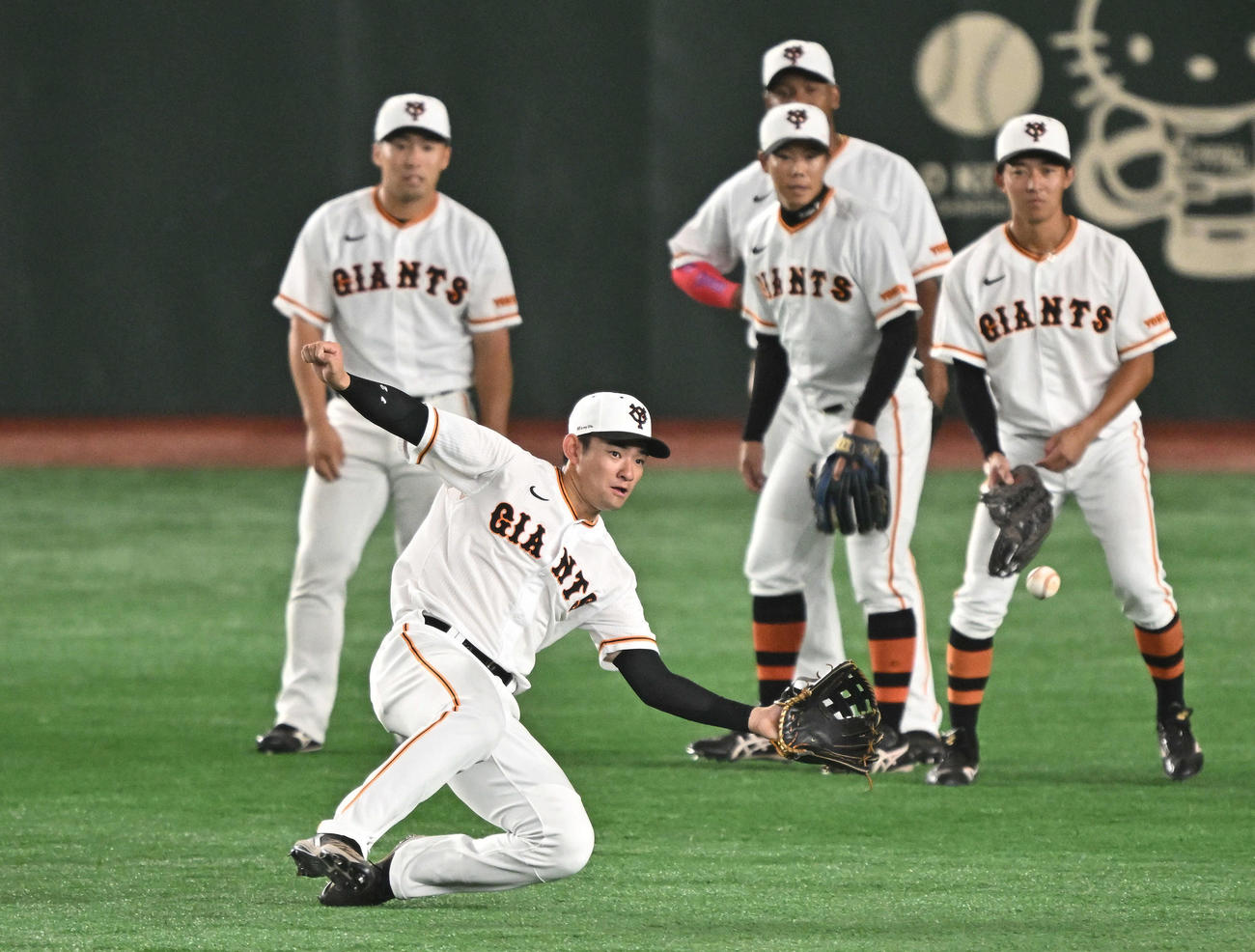 ノックを受ける巨人萩尾（手前）（撮影・滝沢徹郎）