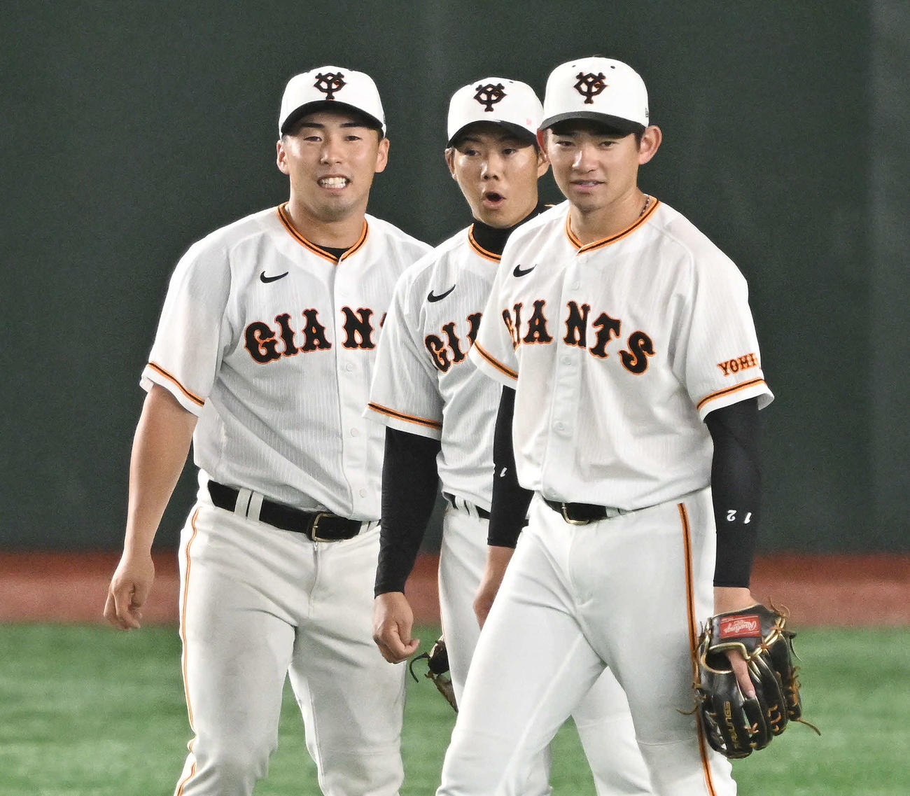 ノックを受ける巨人の、左から浅野、松原、萩尾（撮影・滝沢徹郎）