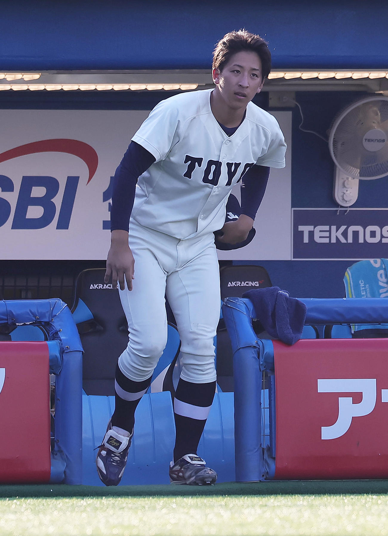 東洋大対青学大　サヨナラ負けにがっくりとする東洋大・細野（撮影・足立雅史）