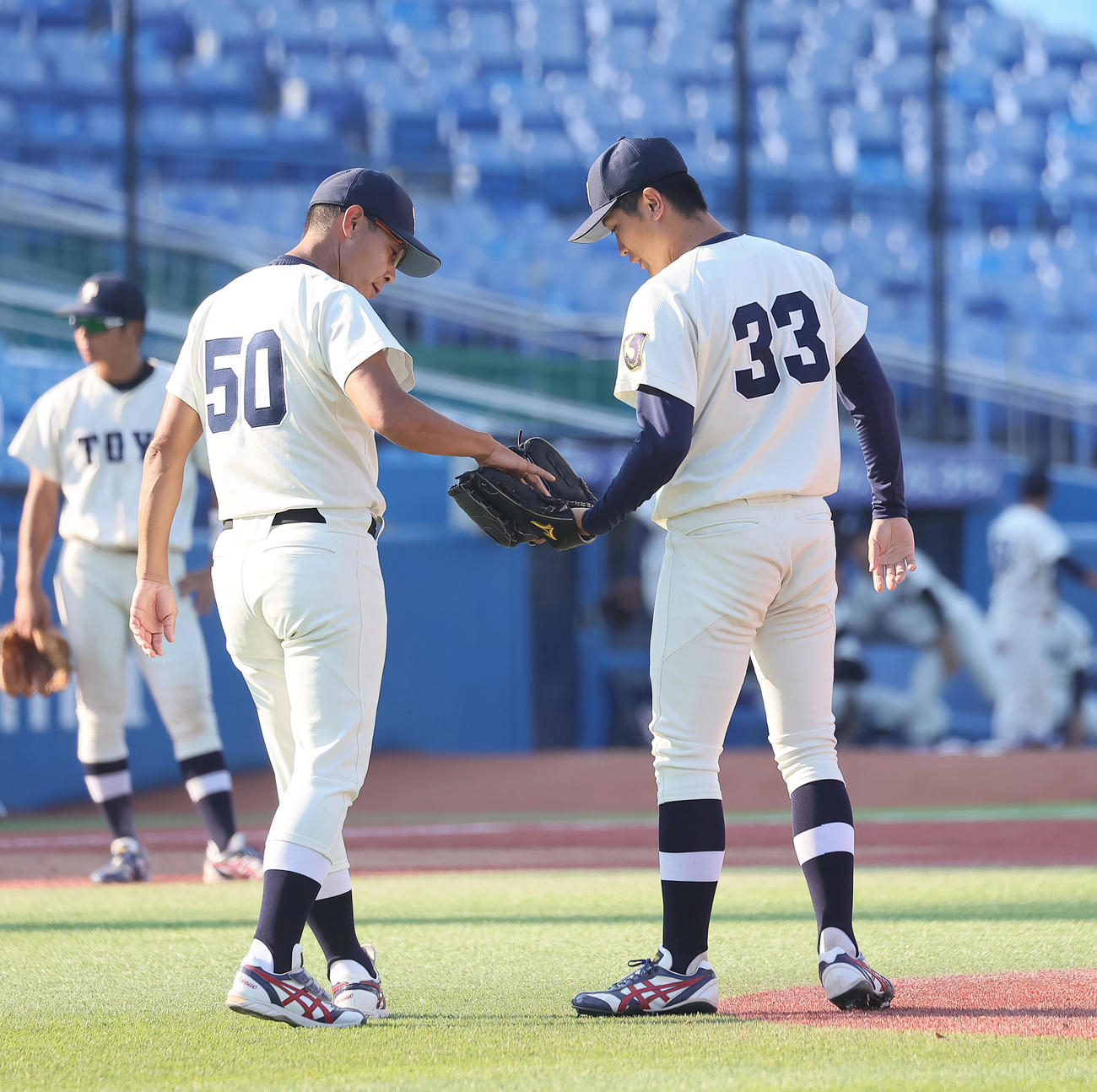 東洋大対青学大　10回裏途中、東洋大のマウンドを加藤（右）にたくす井上監督（撮影・足立雅史）