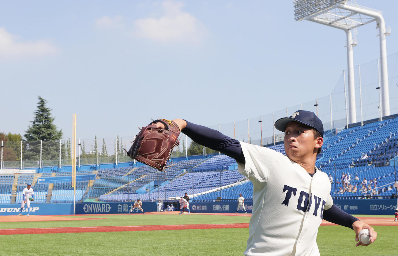 東洋大対青学大　青学大・下村（後方左端）が投球する中、練習する東洋大・細野（撮影・足立雅史）