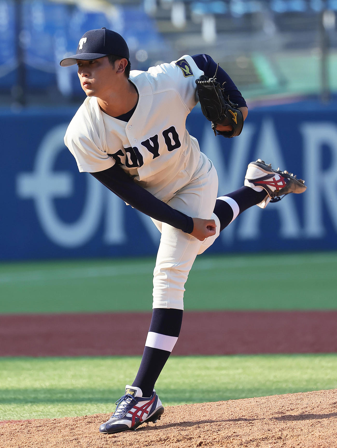 東洋大対青学大　10回から登板した東洋大・加藤（撮影・足立雅史）