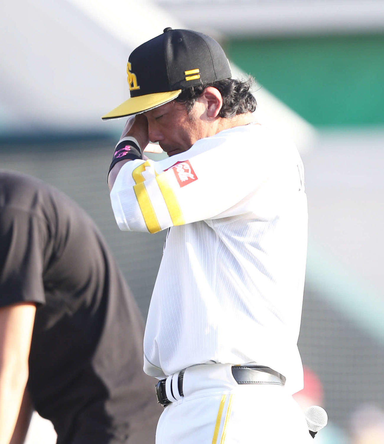 小久保2軍監督と工藤前監督から花束を受け取り、涙を見せる松田（2022年10月1日撮影）
