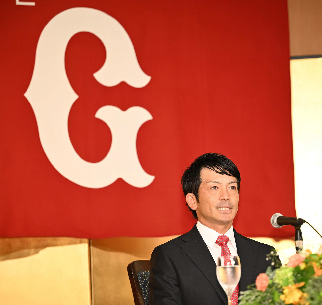 引退会見する巨人松田（撮影・滝沢徹郎）