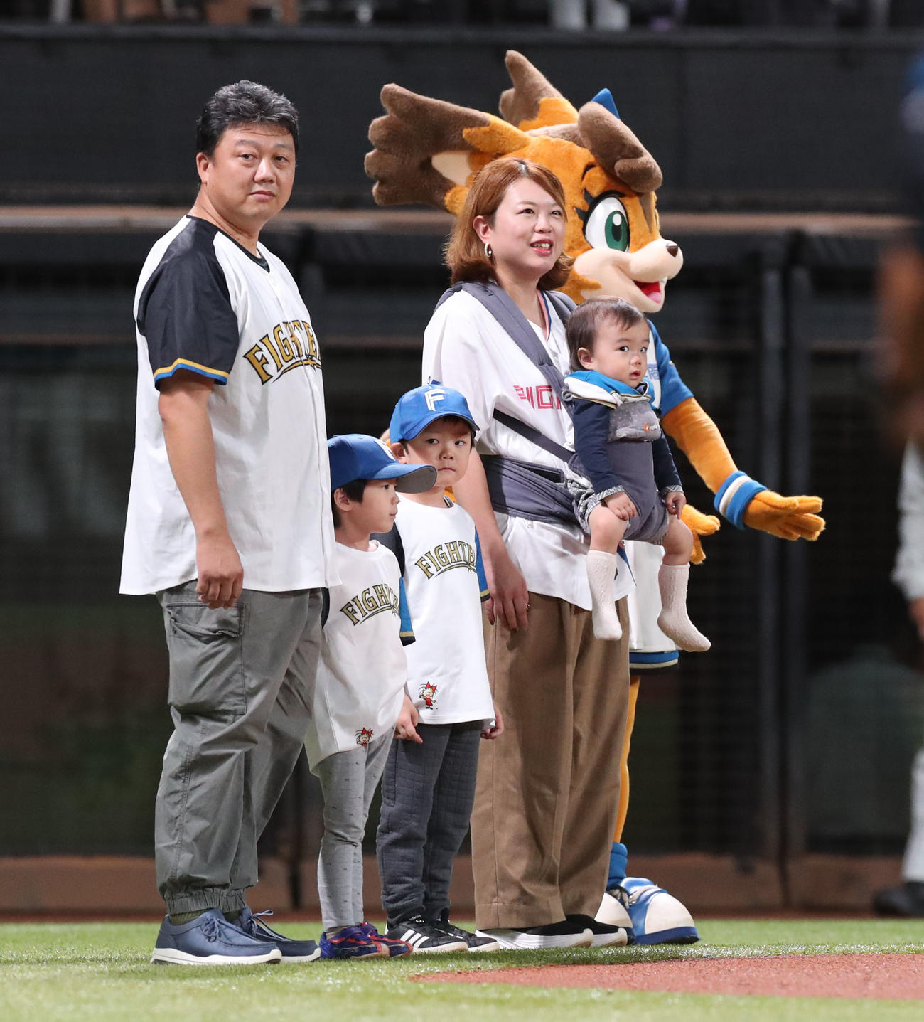 日本ハム対ロッテ　来場者300万人目の家族（撮影・佐藤翔太）