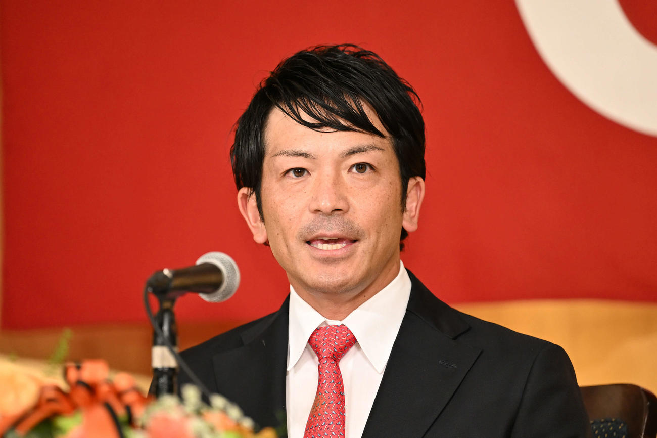 引退会見する巨人松田（撮影・滝沢徹郎）