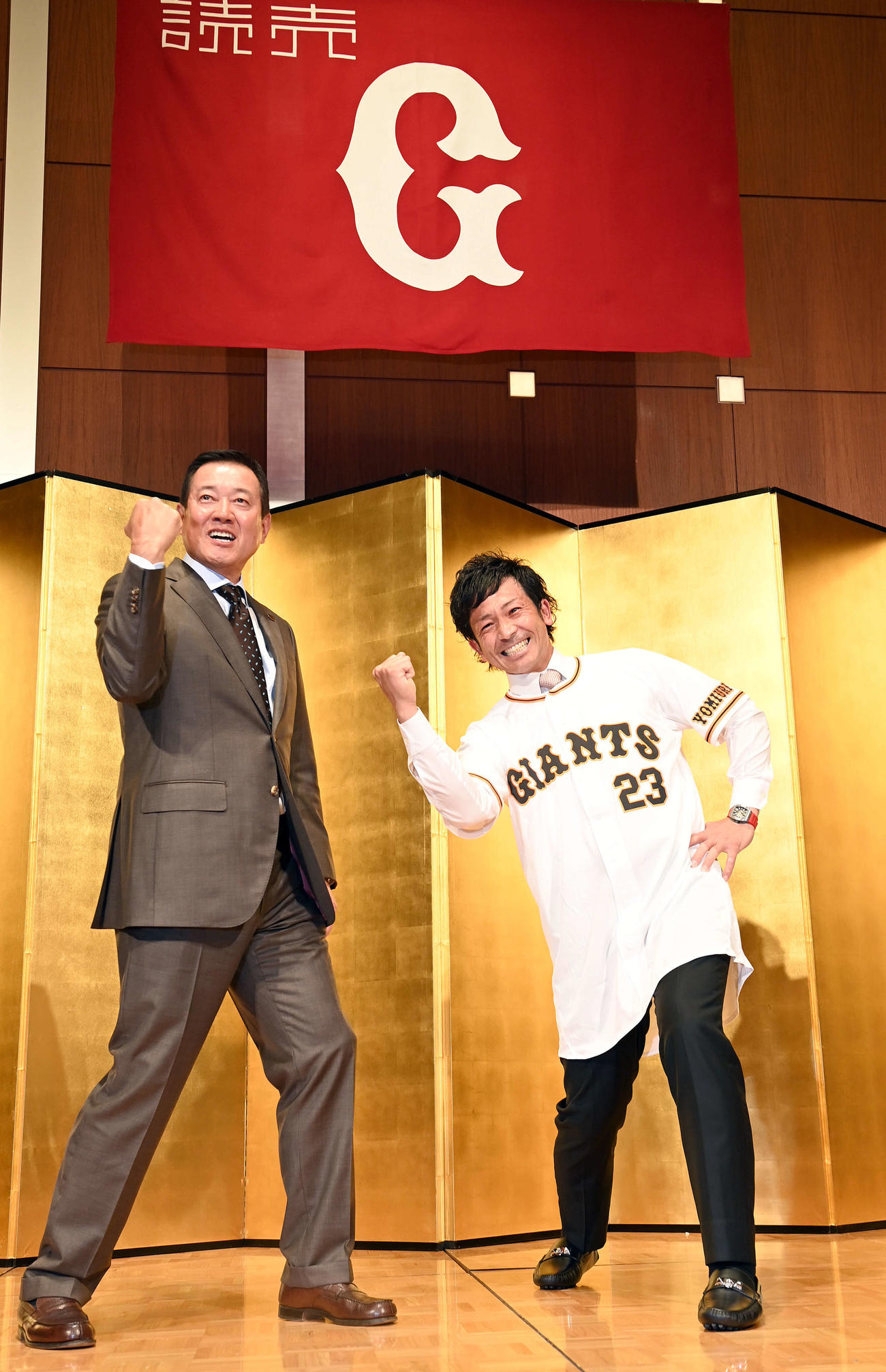 22年11月、巨人入団会見で原監督（右）と「熱男」ポーズを決める松田宣浩