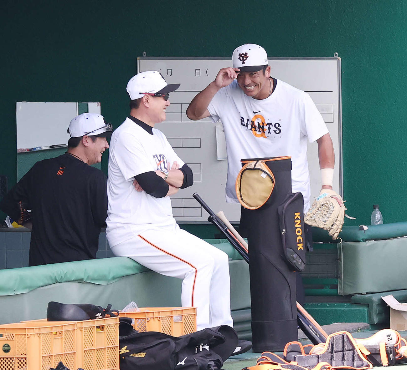 8月31日、試合前に巨人原監督（中央）阿波野投手チーフコーチ（左）と談笑する松田宣浩