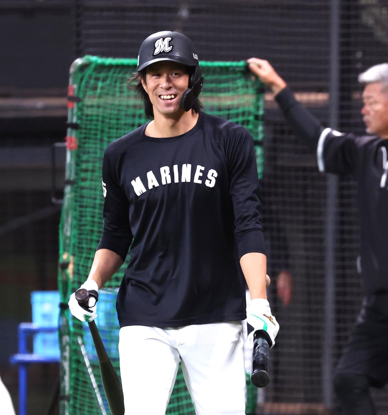 日本ハム対ロッテ　打撃練習を終え引き揚げる岡（撮影・黒川智章）