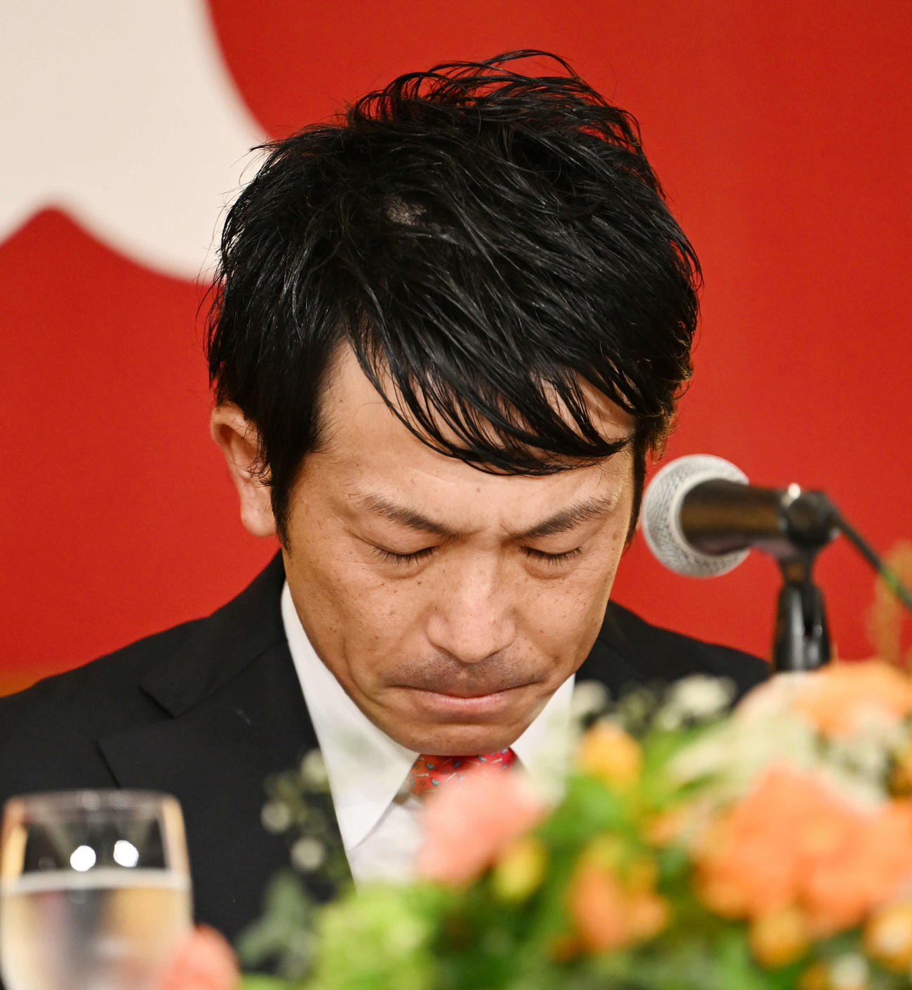 引退会見で感極まる巨人松田（撮影・滝沢徹郎）