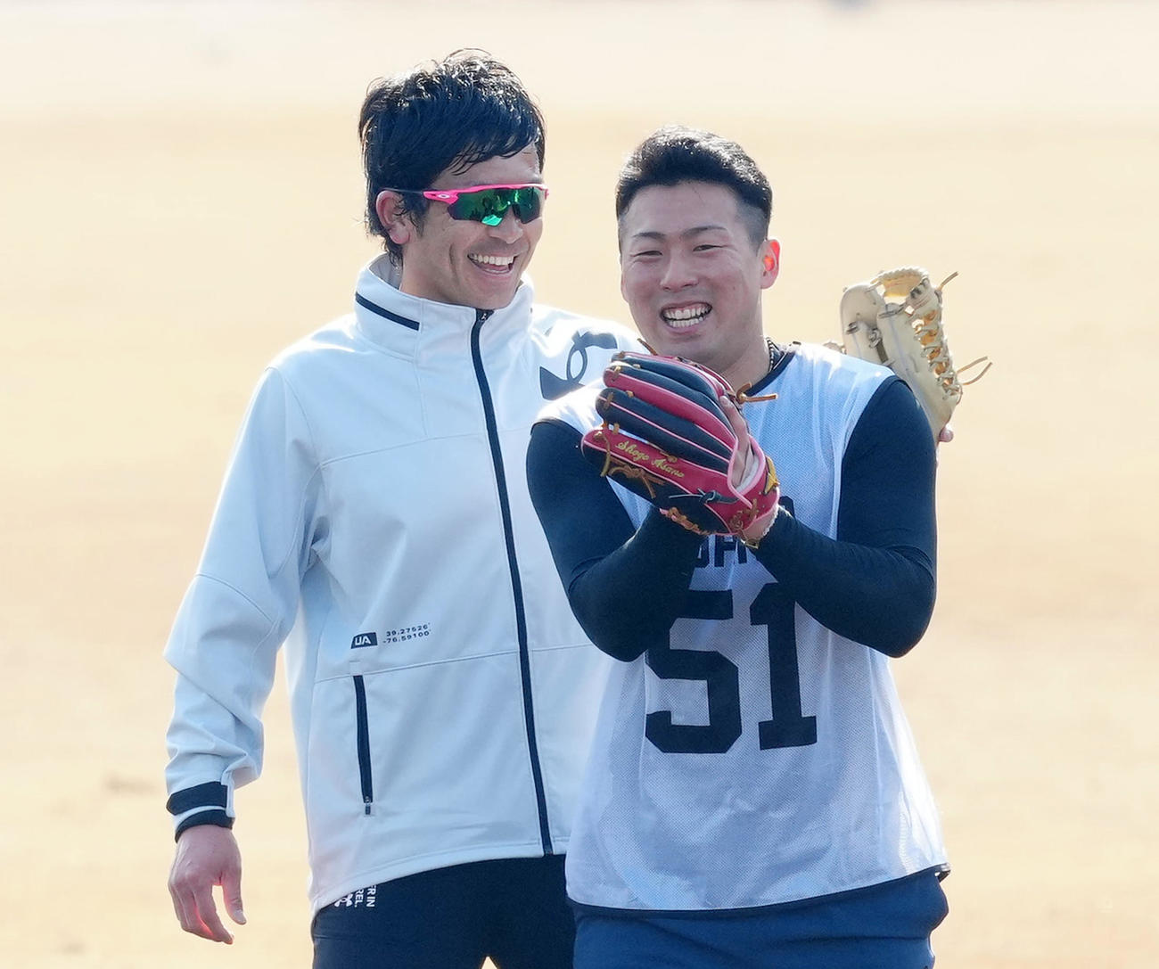 2023年1月、ジャイアンツ球場で自主トレを公開し、新人の浅野（右）らとノックを受ける松田