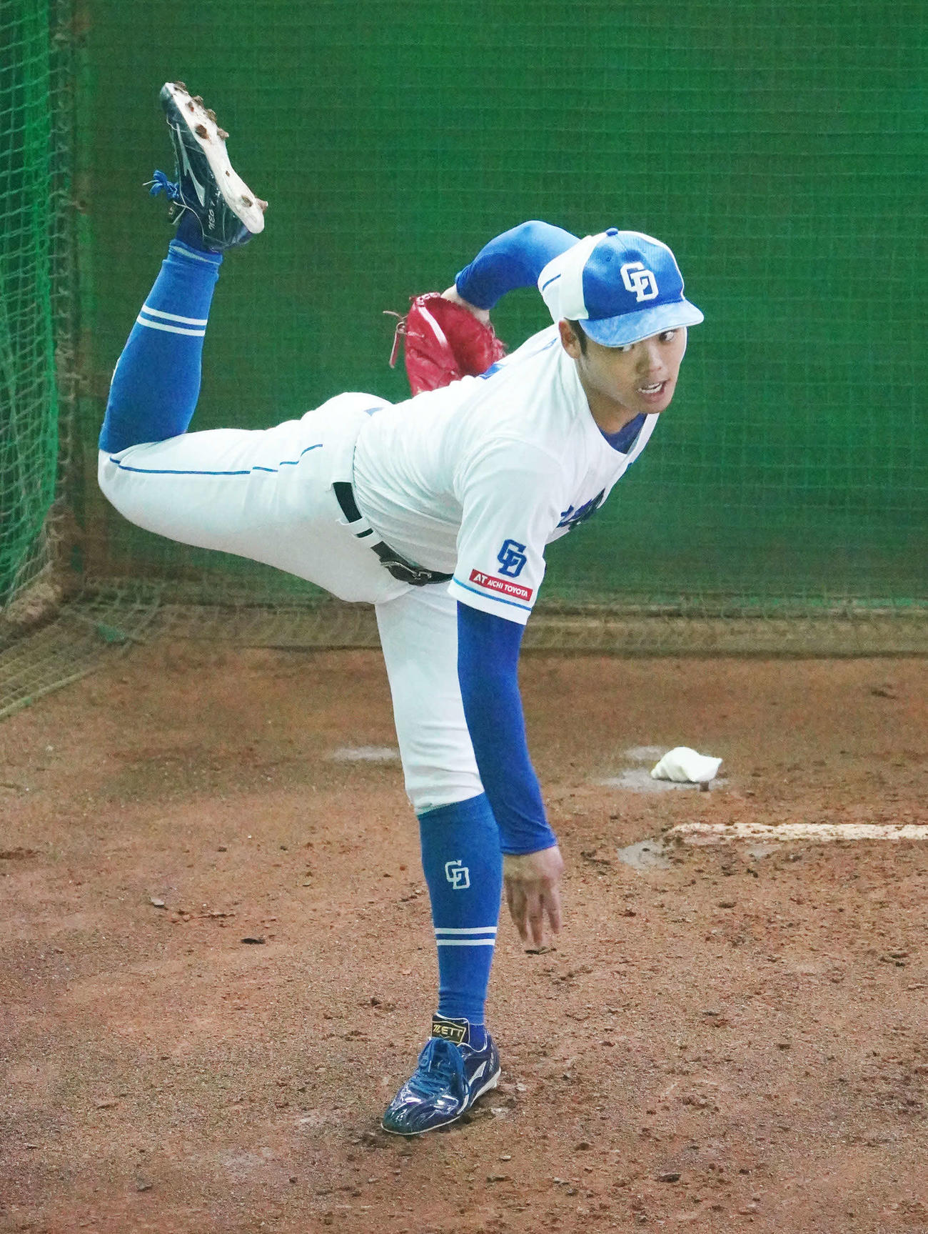 ブルペンで投球練習をする中日根尾（撮影・森本幸一）