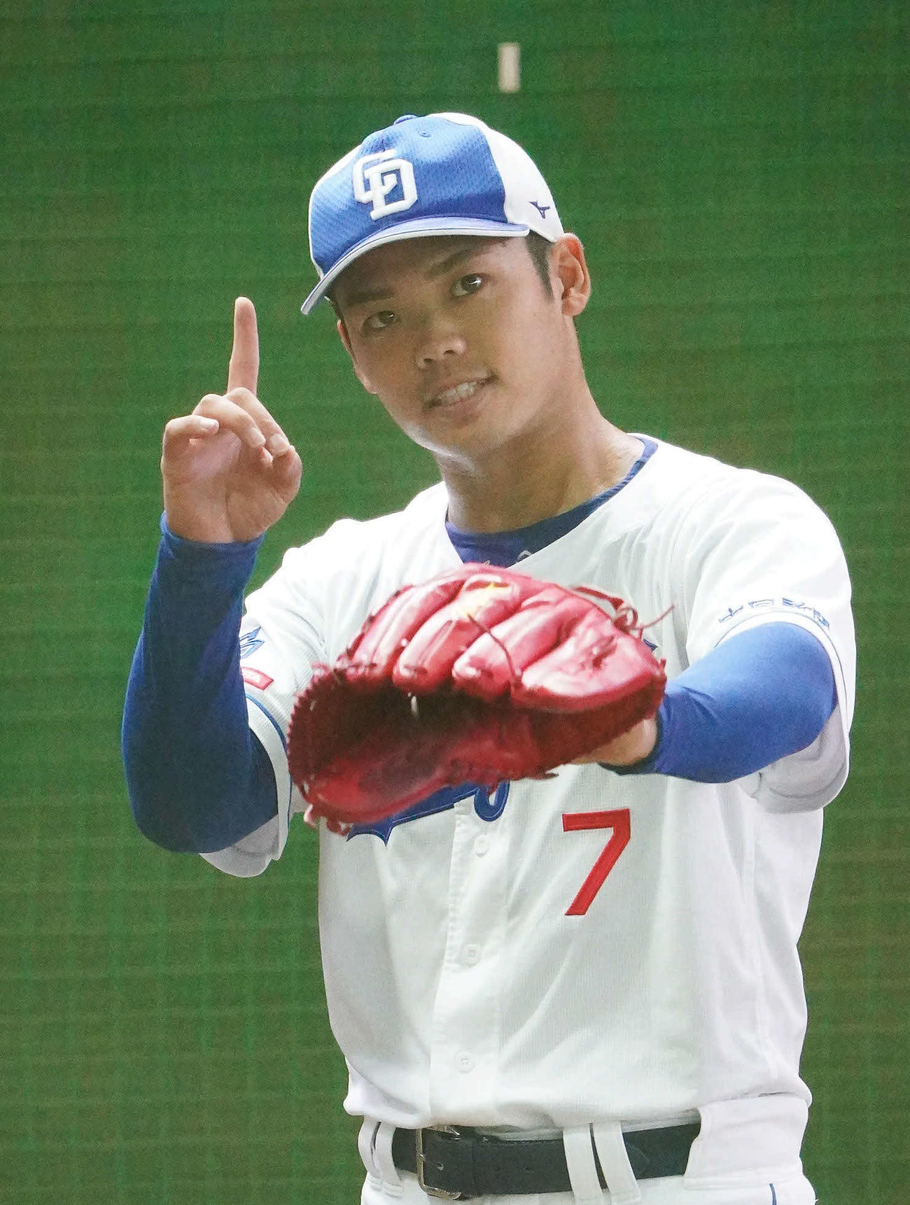 ブルペンで投球練習をする中日根尾（撮影・森本幸一）