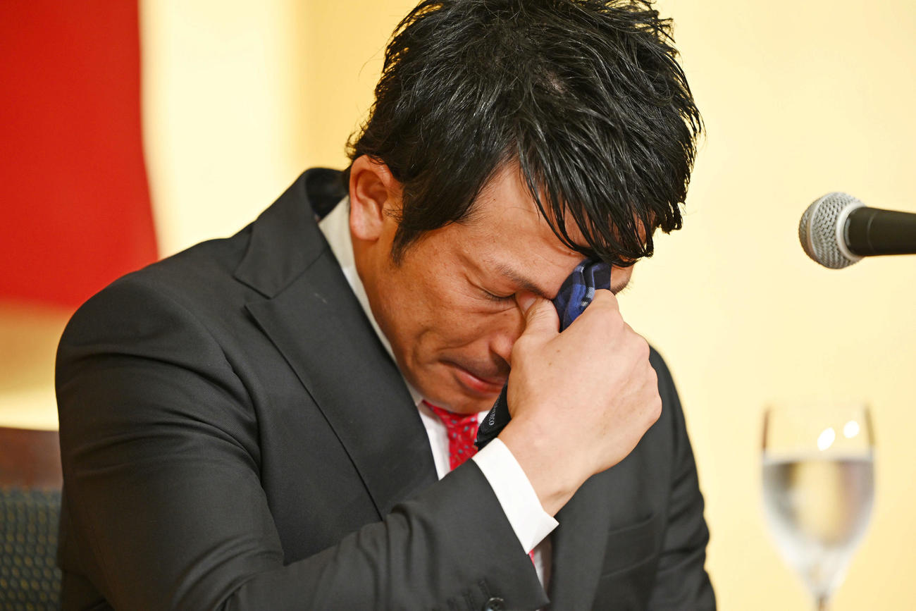 引退会見で感極まる巨人松田（撮影・滝沢徹郎）