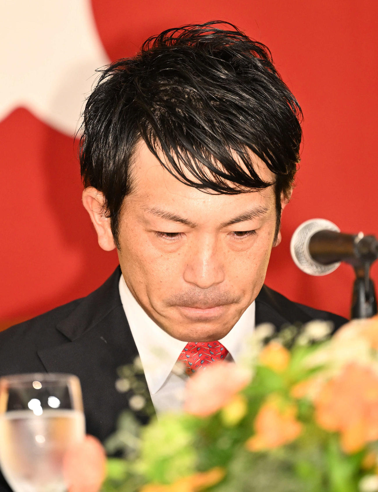 引退会見で感極まる巨人松田（撮影・滝沢徹郎）