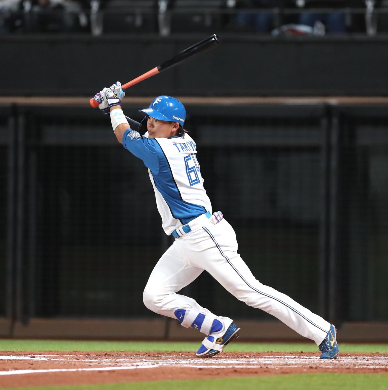 日本ハム対ロッテ　2回裏日本ハム2死二塁、中前適時打を放つ田宮（撮影・黒川智章）