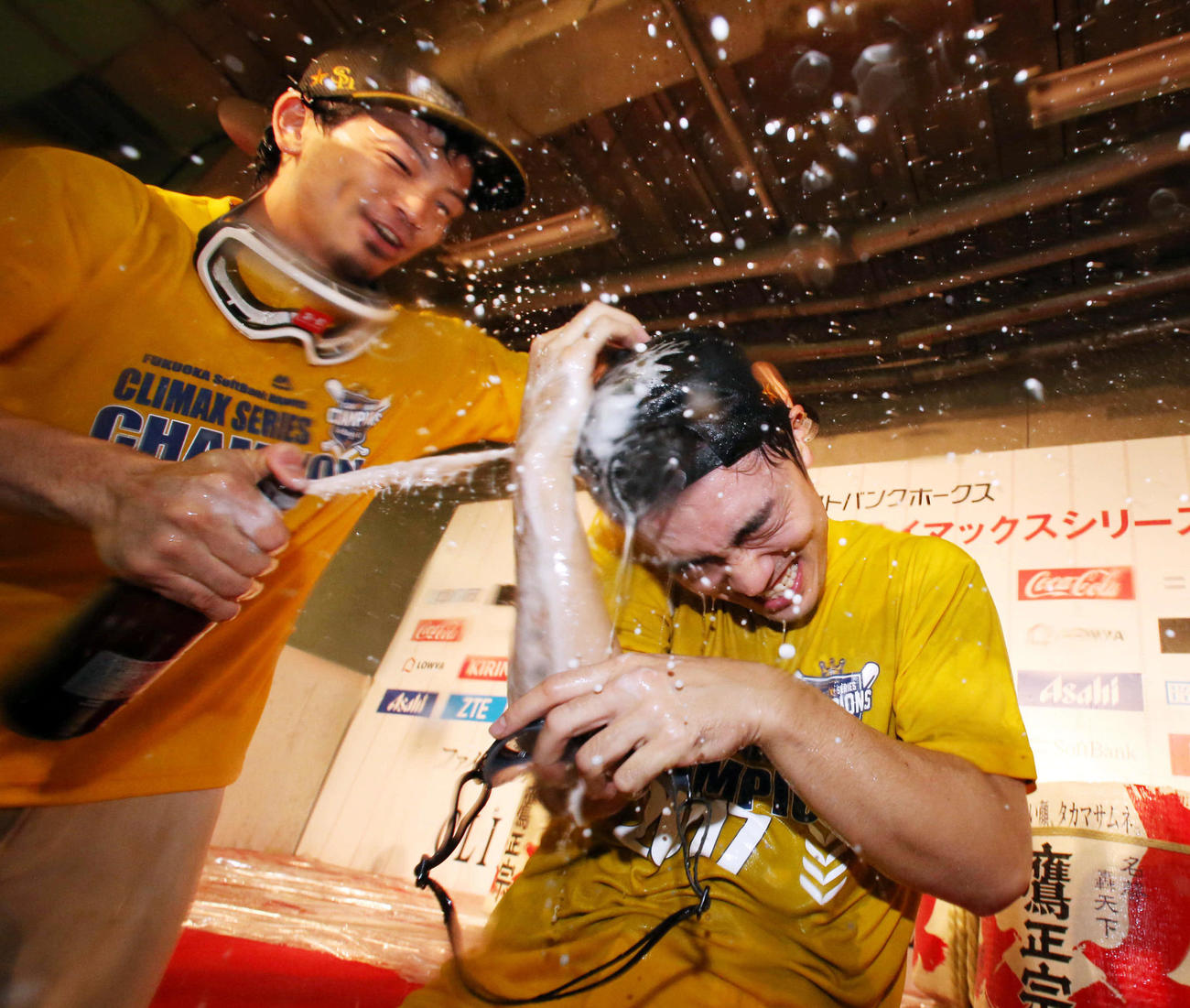 17年10月、CSファイナルで楽天を下して日本シリーズ進出を決め、祝勝会でソフトバンク和田（右）にビールを掛ける松田