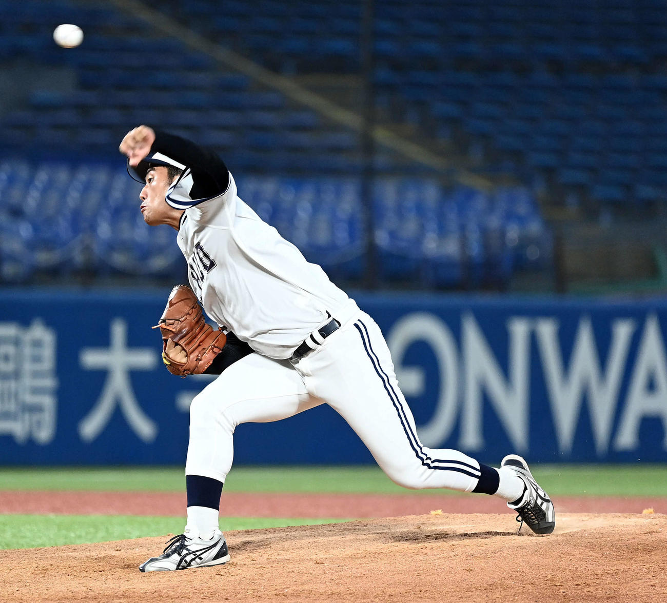 中大対国学院大　5回表からマウンドに上がった中大・岩城（撮影・たえ見朱実）