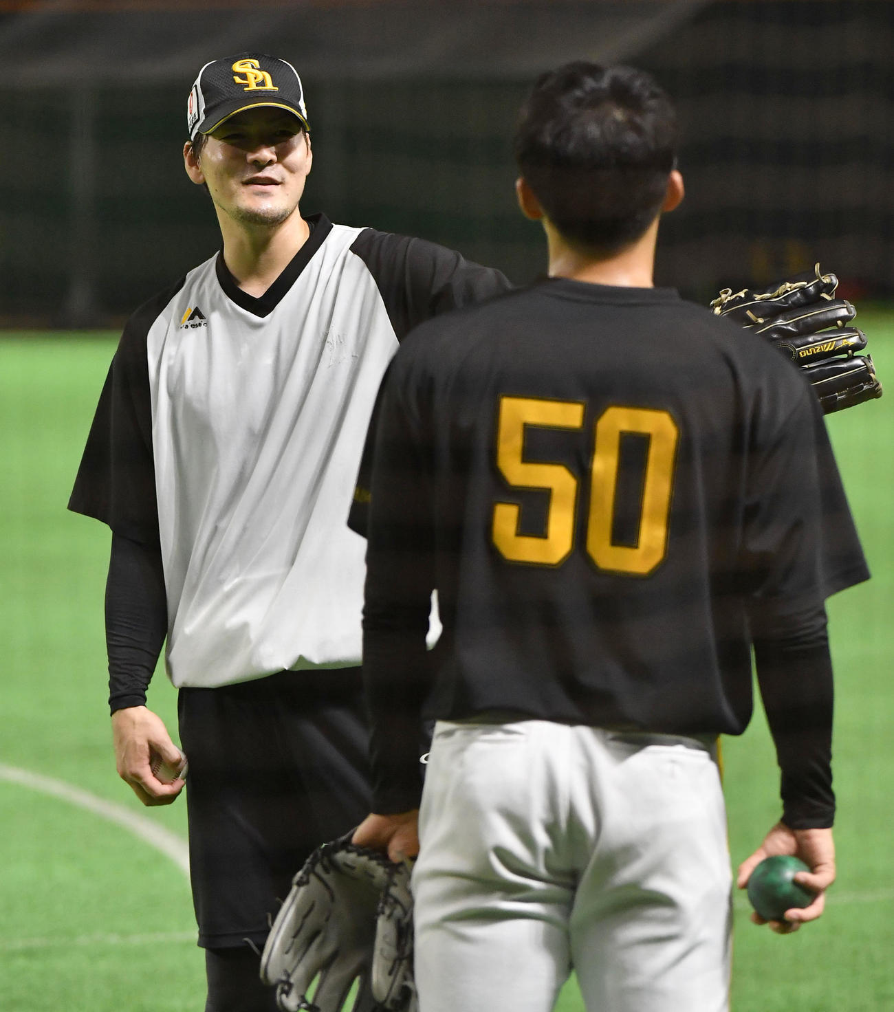 板東（右）にアドバイスをする有原（撮影・岩下翔太）