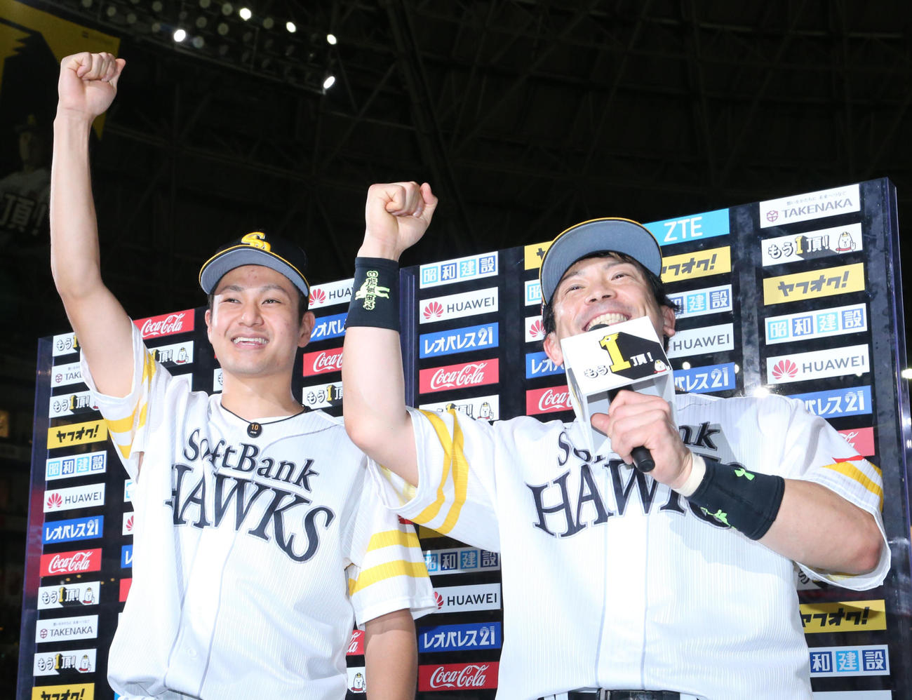 18年9月、お立ち台で「ワン、ツー、スリー、マ～ッチ！！！」を決める大竹耕太郎（左）と松田宣浩