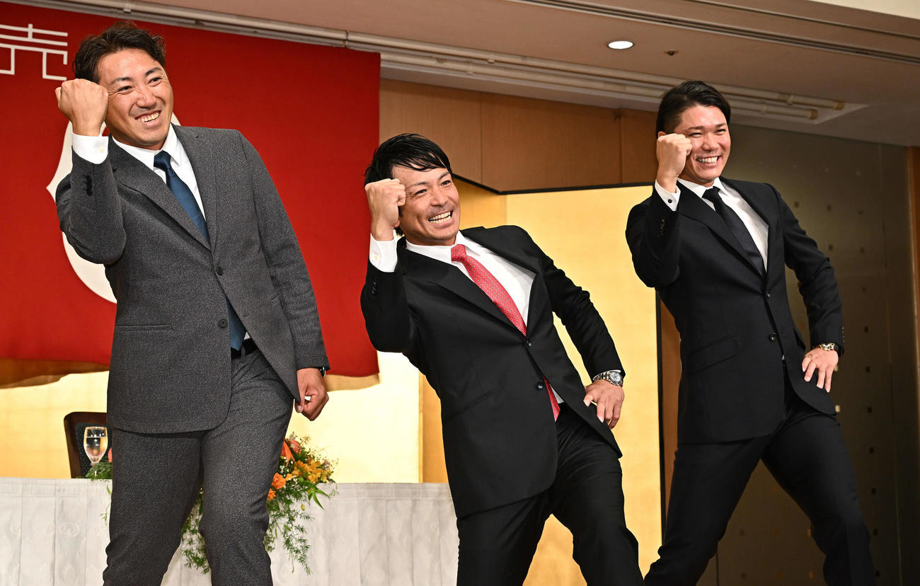 引退会見で巨人松田（中央）はサプライズで登場した内川氏（左）、坂本と熱男ポーズを決める（撮影・滝沢徹郎）