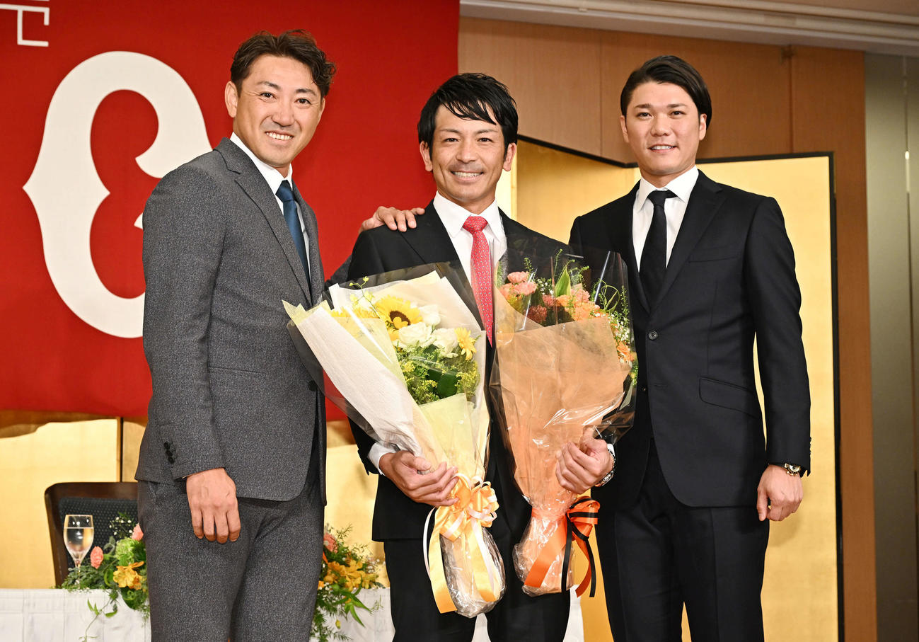 引退会見で巨人松田（中央）はサプライズで登場した内川氏（左）、坂本と記念撮影する（撮影・滝沢徹郎）