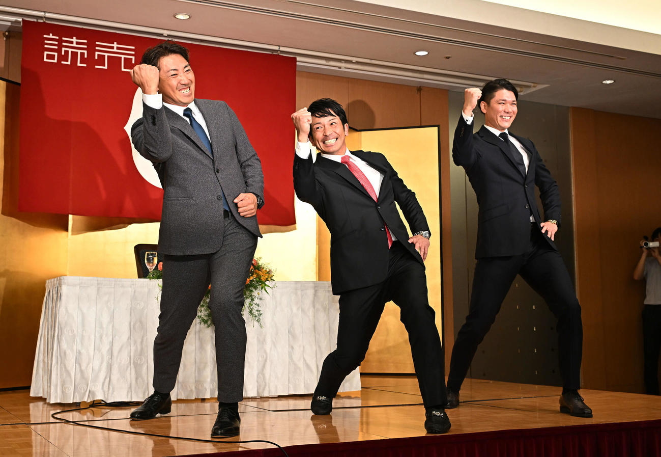 引退会見で巨人松田（中央）はサプライズで登場した内川氏（左）、坂本と熱男ポーズを決める（撮影・滝沢徹郎）