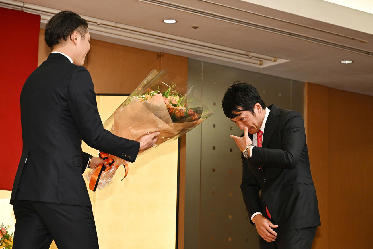 引退会見で巨人松田（右）はサプライズで登場した坂本から花束を渡され涙を流す（撮影・滝沢徹郎）
