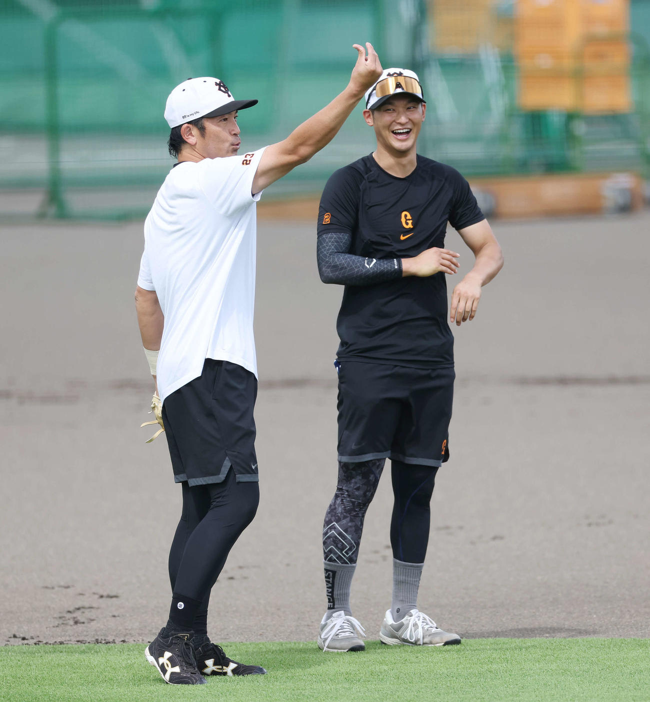 談笑する巨人松田（左）と吉川（2023年8月31日撮影）