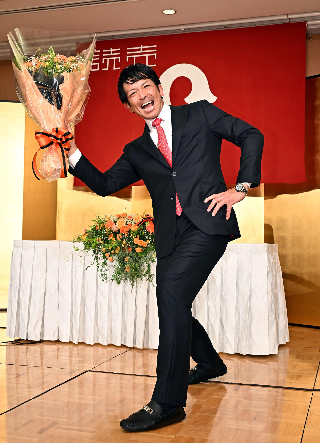 引退会見で巨人松田は熱男ポーズを決める（撮影・滝沢徹郎）