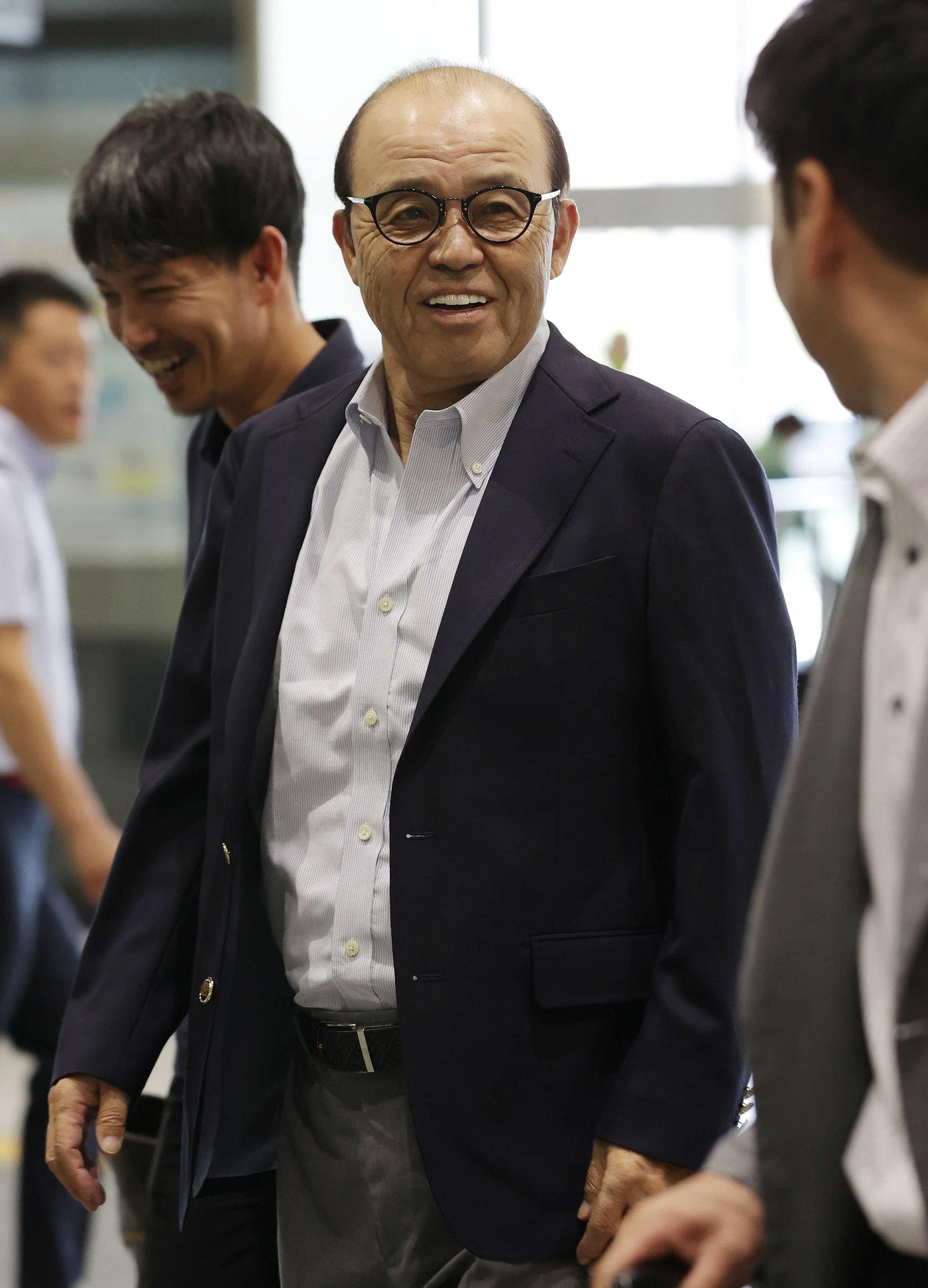 笑顔を見せながら横浜へ向かう阪神岡田監督（撮影・前田充）