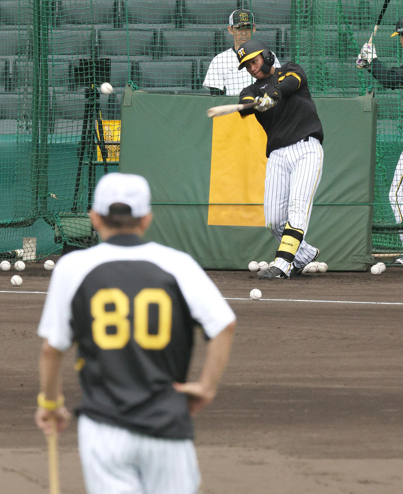 2023年7月、岡田監督の見つめる前でフリー打撃に励む森下