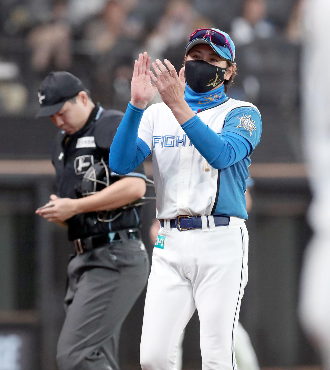 日本ハム対ロッテ　4回裏の攻撃を終えナインに拍手を送る新庄監督（撮影・佐藤翔太）