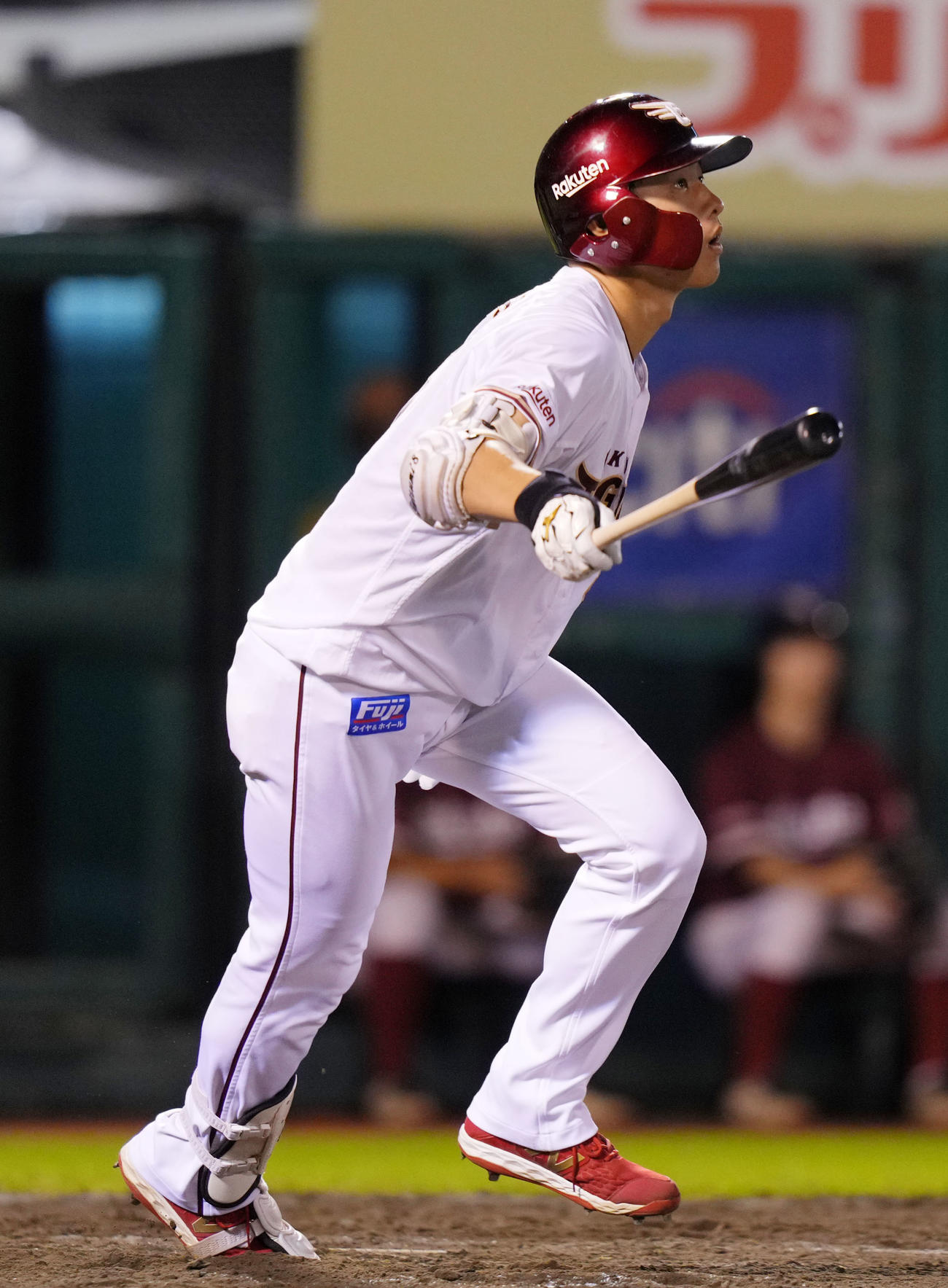 楽天対オリックス　8回裏楽天無死満塁、右犠飛を放つ辰己（撮影・横山健太）